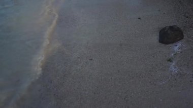 Kumsala vuran küçük dalgalar.