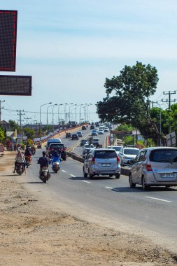 Natar, Lampung Selatan - 30 Haziran 2024: Natar, Güney Lampung, Endonezya 'da demiryolu rayları üzerinde yoğun trafik
