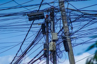 Elektrik, telefon ve internet kabloları elektrik direğinde karışıyor