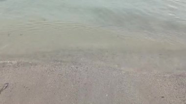 Kumsala vuran küçük dalgalar.
