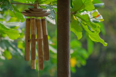 Bulanık arka planda rüzgardan müzik yapmak için bambu rüzgar çanları