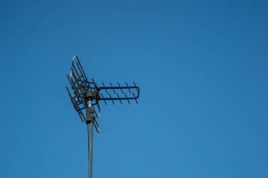 Arka planda mavi gökyüzü olan açık hava antenleri