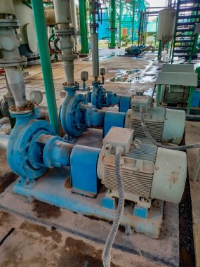 Büyük motorlar tarafından sürülen büyük merkezkaç pompaları