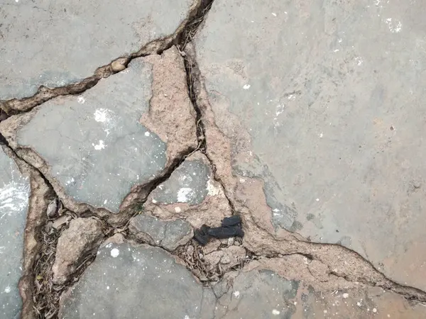 Zemin deprem tarafından hasar gördü. üstten aşağı görünüm