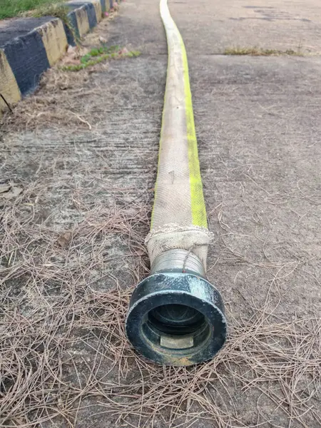 Yangın hortumu konnektörünün yakın görüntüsü