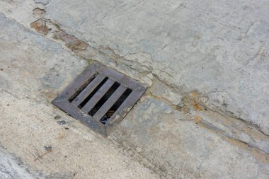 Sokakta eski paslı lağım örtüsü