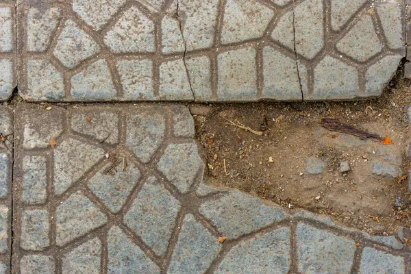 Kaldırımın zemininde hasar var ve onarılması gerekiyor.