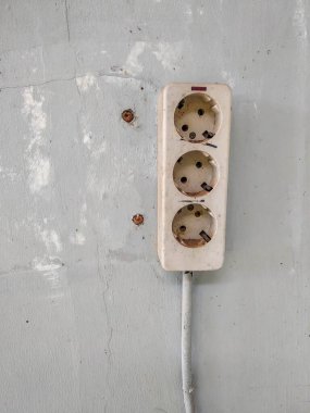 Gri duvardaki elektrik prizi