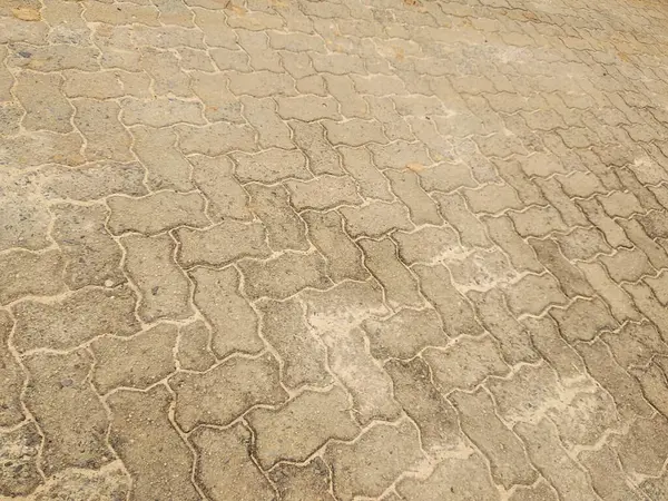 Şehirdeki desenli kaldırım yolu.