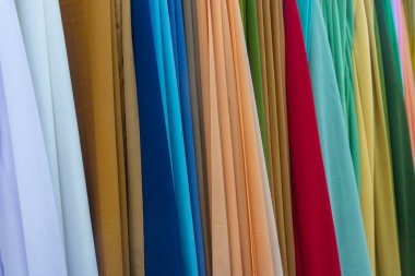 Dikey olarak çeşitli renkli kumaşlar gösterilir