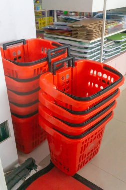 Alışveriş arabaları için kırmızı plastik sepetler