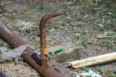 Terk edilmiş bir bölgedeki paslı metal borular..