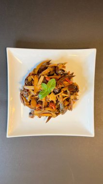 El Salvador 'dan tipik bir yemek. El Salvador' un batısında bilinen domates ve tenik yenilebilir mantarla hazırlandı. Bilimsel adı psödofistulina brasiliensis..