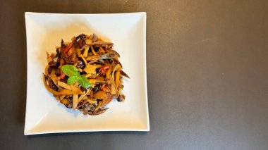 El Salvador 'dan tipik bir yemek. El Salvador' un batısında bilinen domates ve tenik yenilebilir mantarla hazırlandı. Bilimsel adı psödofistulina brasiliensis..