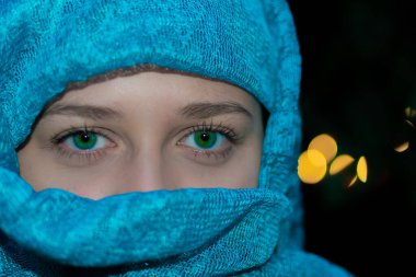 Yeşil gözlü, yüzü yeşil bir sarığa sarılı bir kız. Yeşil tesettürlü, güzel yeşil gözlü bir kıza yaklaş.