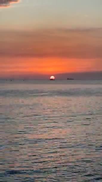 Prachtige Zonsondergang Met Schip Naar Horizon Gouden Uur Zee — Stockvideo