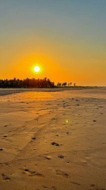Tropiklerde plajda gün batımı. Güzel gün batımı.