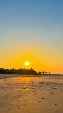 Tropiklerde plajda gün batımı. Güzel gün batımı.