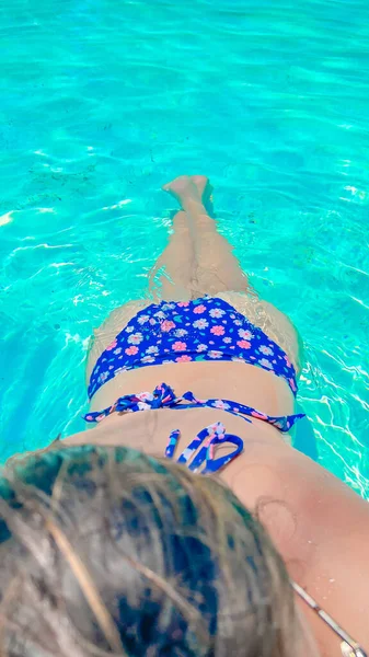 スイミングプールでリラックスした美しい若い女性 夏休みのコンセプト — ストック写真