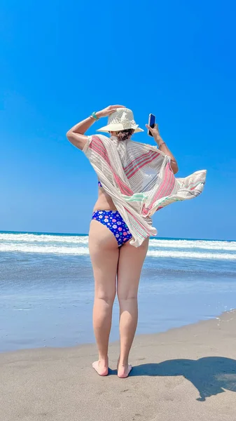 Back View Woman Bikini Straw Hat Walking Beach Shawl Summer — Stock Photo, Image
