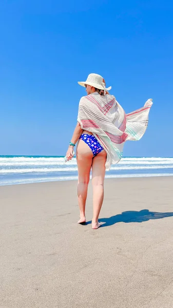 Rückenansicht Einer Frau Bikini Und Strohhut Die Mit Schal Strand — Stockfoto