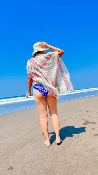 Widok Tyłu Kobiety Bikini Słomkowym Kapeluszu Spacerującej Plaży Szalem Letnie — Zdjęcie stockowe