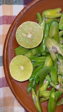 İnga edulis tohumları, limon ve tuzla birlikte kil bir tabakta servis edilen egzotik meyveler. Genel olarak: guama, guaba, pacae veya pacay
