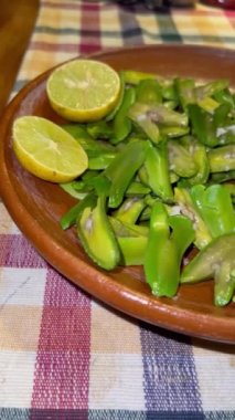 İnga edulis tohumları, limon ve tuzla birlikte kil bir tabakta servis edilen egzotik meyveler. Genel olarak: guama, guaba, pacae veya pacay