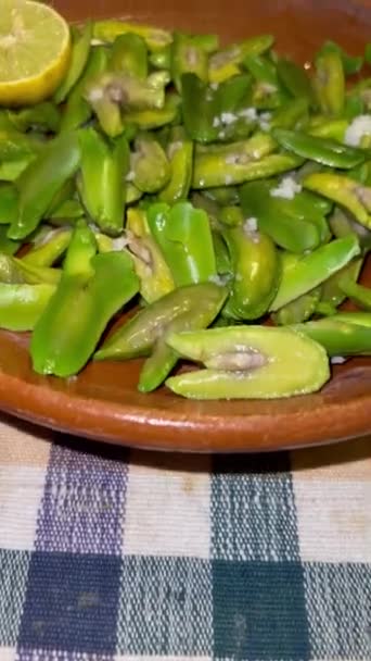 Inga Edulisの種子 レモンと塩を伴う粘土料理で提供されるエキゾチックな果物 一般的には グアマ グアバ ペイス ペイペイ — ストック動画