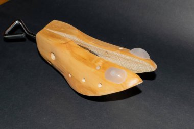 Pürüzsüz siyah bir arka planda ayakkabı gergisi.