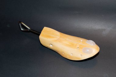 Pürüzsüz siyah bir arka planda ayakkabı gergisi.