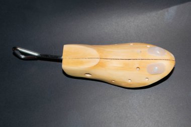 Pürüzsüz siyah bir arka planda ayakkabı gergisi.