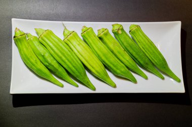 Bamya, quimbomb ya da Lady Fingers. Taze ve yeşil sebze, organik sebze, Asya mutfağı malzemeleri..