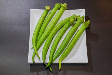 Bamya, quimbomb ya da Lady Fingers. Taze ve yeşil sebze, organik sebze, Asya mutfağı malzemeleri..