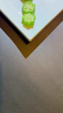 Bamya, quimbomb ya da Lady Fingers. Taze ve yeşil sebze, organik sebze, Asya mutfağı malzemeleri..