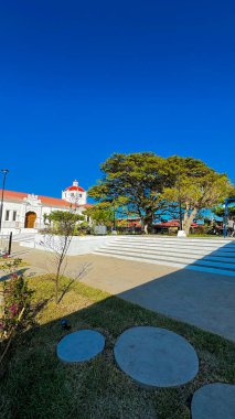 El Salvador 'daki koloni parkı ve kilise.