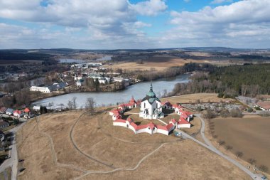 Nepomuk 'taki Aziz John Kilisesi' nin Zelena horası üzerinde Zdar nad Sazavou, Çek Cumhuriyeti 'nin Nepomuk Kilisesi' nin en iyi manzarası. Zdar nad Sazavou. Çek malı. Zelen Hora
