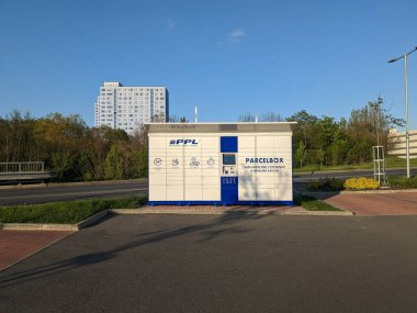 Prag, Çek Cumhuriyeti 23 Mayıs 2023: Prag 'da bir alışveriş merkezinin önündeki PPL paket kutusu, paket teslimatı