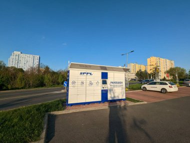 Prag, Çek Cumhuriyeti 23 Mayıs 2023: Prag 'da bir alışveriş merkezinin önündeki PPL paket kutusu, paket teslimatı