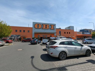 Plzen, Çek Cumhuriyeti 24 Mayıs 2023: Obi hobi hipermarket binası ve alışveriş merkezi