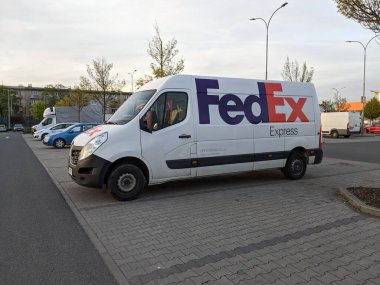 Plzen, Çek Cumhuriyeti 23 Mayıs 2023: Plzen 'deki bir otoparkta FedEx paket teslimat aracı, lojistik teknoloji hizmetleri şirketi
