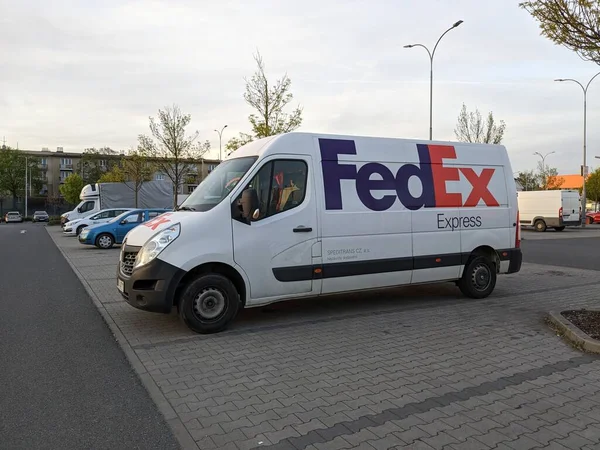 Plzen, Çek Cumhuriyeti 23 Mayıs 2023: Plzen 'deki bir otoparkta FedEx paket teslimat aracı, lojistik teknoloji hizmetleri şirketi