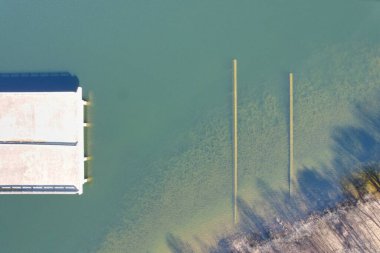 Sel basmış vadideki tamamlanmamış otoyol köprüsü, doğanın gücüyle geri alındı, URBEX hava manzarası manzarası