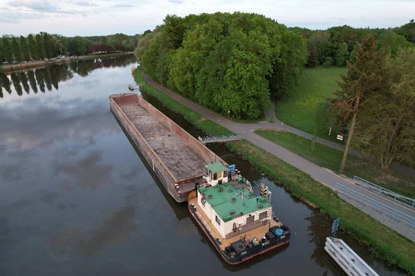 エルベ川の大きな輸送船ニンブルク チェコ共和国 ヨーロッパ 水輸送方法空中パノラマビュー — ストック写真