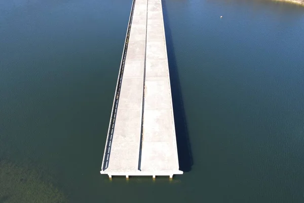 Незавершенный Автодорожный Мост Затопленной Долине Взятый Назад Силой Природы Панорамный — стоковое фото