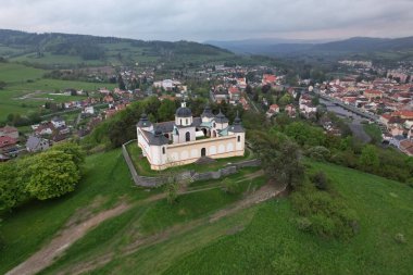 Susice, Çek Cumhuriyeti-24 Nisan 2023: Hava kilisesi manzarası, Kapelle des Schutzengels (Kaple Andela Strazce) Susice, Sumava bölgesi, Çek Cumhuriyeti havacılık manzarası