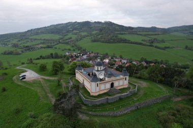 Susice, Çek Cumhuriyeti-24 Nisan 2023: Hava kilisesi manzarası, Kapelle des Schutzengels (Kaple Andela Strazce) Susice, Sumava bölgesi, Çek Cumhuriyeti havacılık manzarası