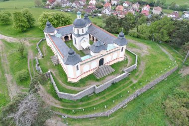 Susice, Çek Cumhuriyeti-24 Nisan 2023: Hava kilisesi manzarası, Kapelle des Schutzengels (Kaple Andela Strazce) Susice, Sumava bölgesi, Çek Cumhuriyeti havacılık manzarası