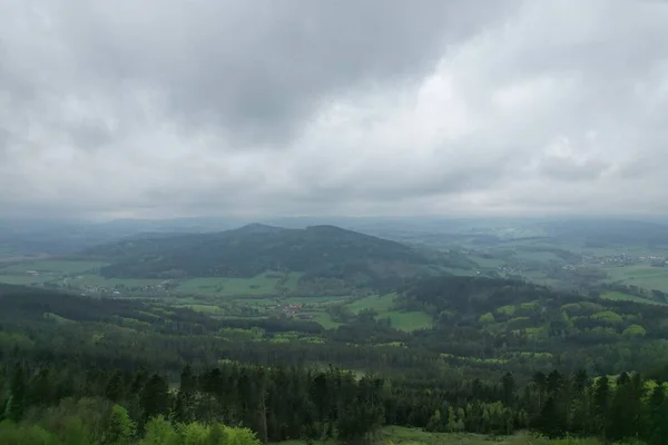 観光用小屋 電気通信塔 テレビ塔のある歴史的な展望台のある Svatobor 丘の上の空中ビュー — ストック写真