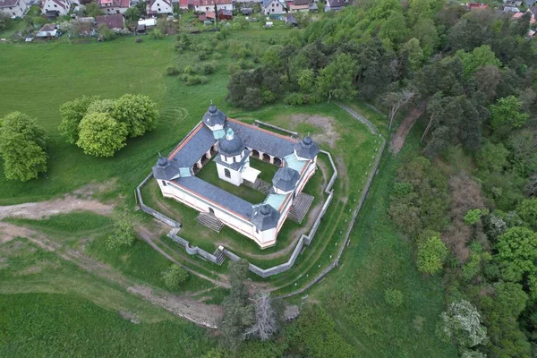 Susice, Çek Cumhuriyeti-24 Nisan 2023: Hava kilisesi manzarası, Kapelle des Schutzengels (Kaple Andela Strazce) Susice, Sumava bölgesi, Çek Cumhuriyeti havacılık manzarası